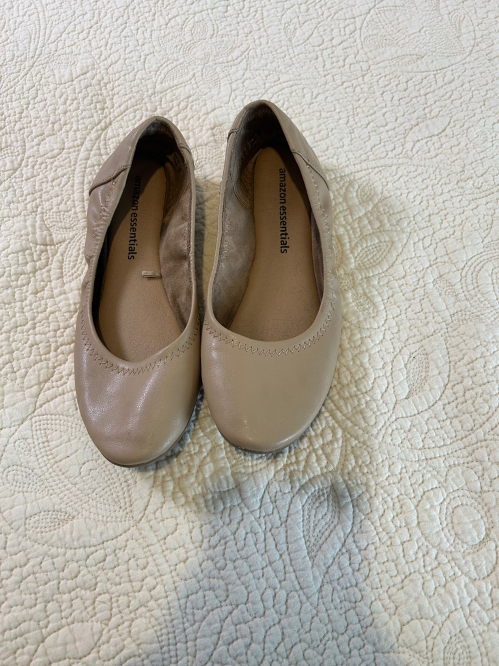 Amazon Essentials Women's Neutral Taupe Ballet Flats